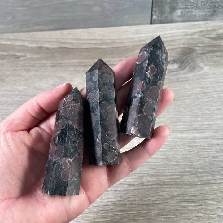 Keystone Crystals - Venta al por mayor Piedras/cristales espirituales - Obeliscos de Piedras Preciosas de 2 a 3 oz para Tiendas de Cristales y Metafísica