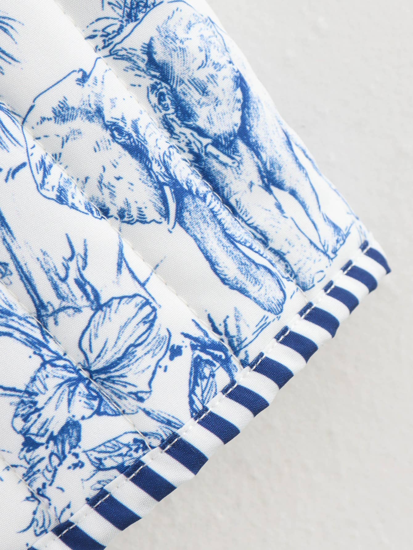 Rosa Clothing - Wholesale Outerwear Vest - Women's - Oriental porcelain printed Tie front Floral quilted vest4