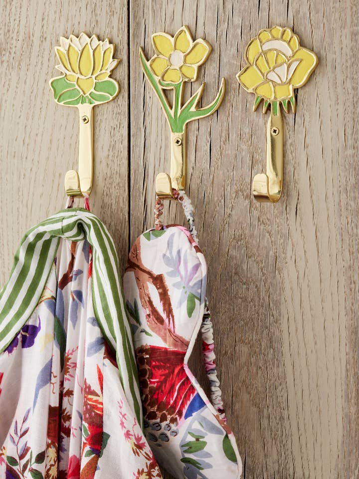 Wandhaken aus massivem Messing in Blumenform - Gelb für den Großhandel von Namaste