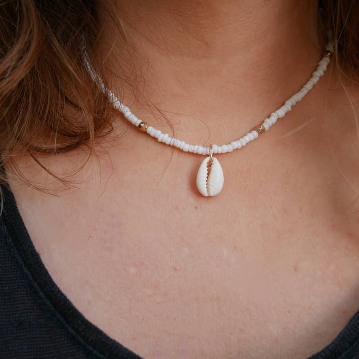 Boutique Bohème - Venta al por mayor Collares de cuentas/perlas - Collar de perlas de semillas blancas y doradas y concha cauri3