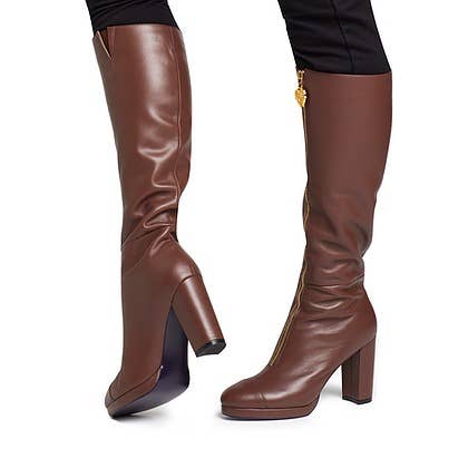 Gina L. per la vendita all'ingrosso da parte di Aubergine