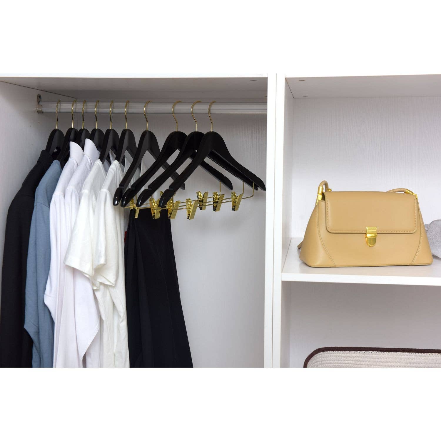 Quality Hangers - Vente Cintres - W072 Cintres à jupe en bois semi-incurvés - Noir avec crochet doré7