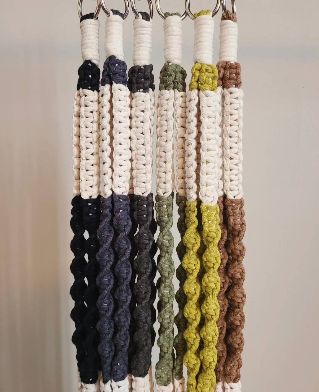 Macramé Mouse - Wholesale Hangende plantenbak - De Twist Plantenhanger (Twee Kleuren) - Middenhangende Plantenhanger3