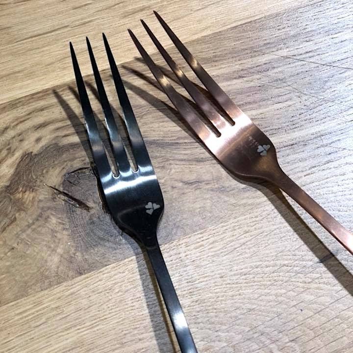 Set di 6 forchette nere per fonduta con incisione a cervo per la vendita all'ingrosso da parte di LES SCULPTEURS DU LAC