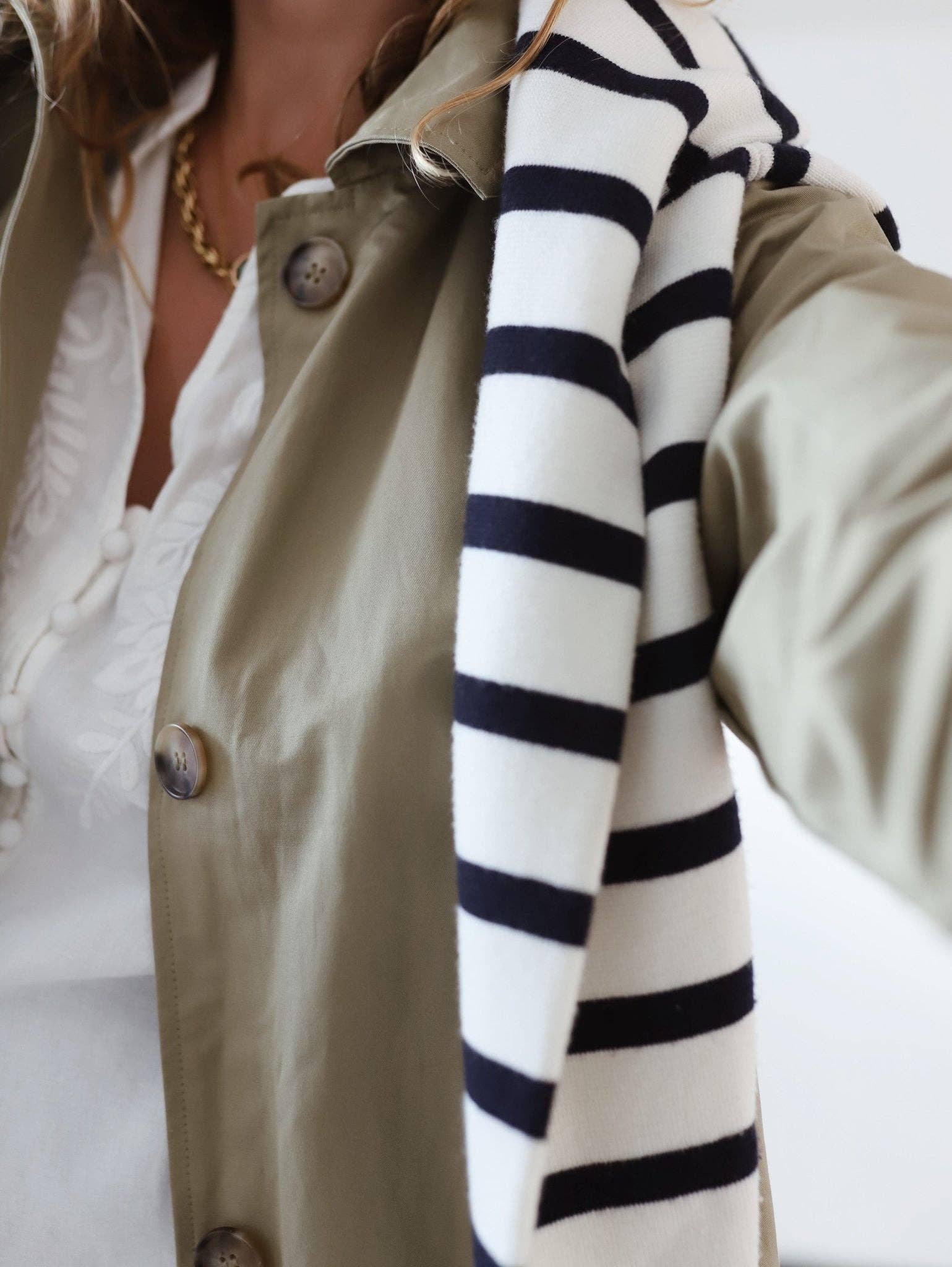 Maison Sajes - Wholesale Trenchcoat - Dames - Trenchcoat Jim met capuchon, riem en knoopsluiting7