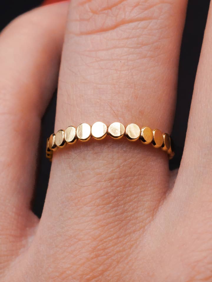 Bague en perles, plaqué or 14K pour la vente par Hannah Naomi