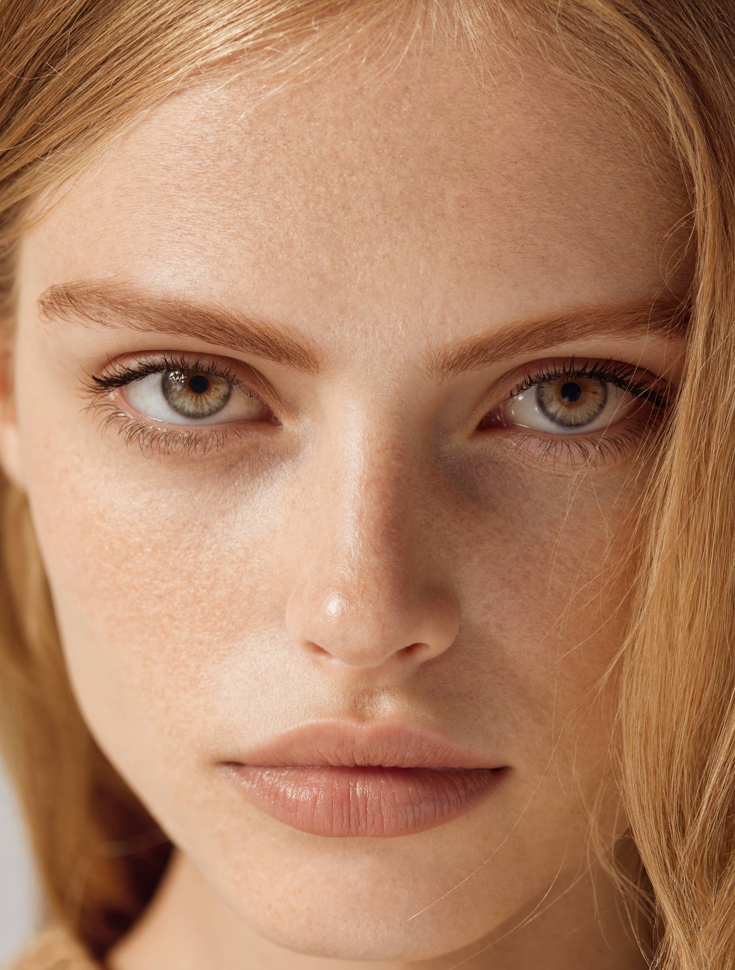 LE SOURCIL par Angélik Iffennecker – wholesale Ögonsbrynspenna – Eyebrow Pencil IX - mörk blond guldig, vattenfast1