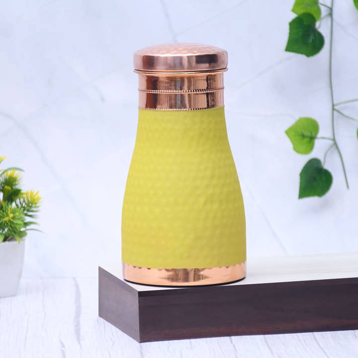 Geel Puur koperen zijden geel nachtkastje met ingebouwd glas, capaciteit 1000 ml voor groothandel op Faire