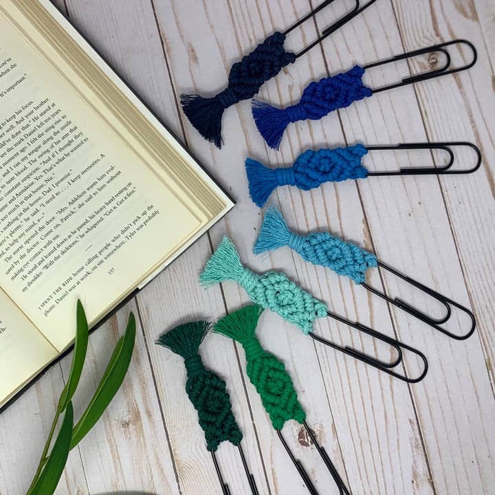 Pince à papier en macramé, marque-page, agrafe à agenda pour la vente par Cozy Rose Collective