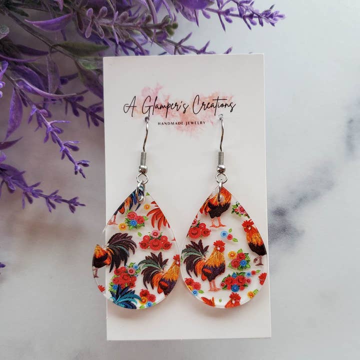 Boucles d'oreilles en acrylique Roosters Teardrop pour la vente par A Glamper's Creations LLC