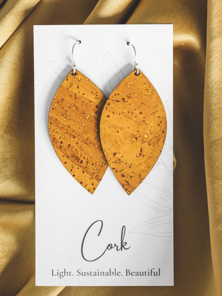 Ockragula korkörhängen - Stort löv för wholesale av Hello Lovely Cork Co.