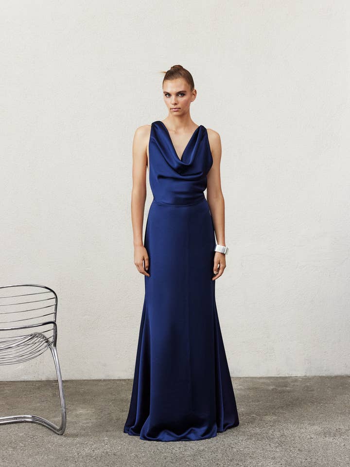 Serene lång satinklänning i midnattsblå för wholesale av NAZLI CEREN