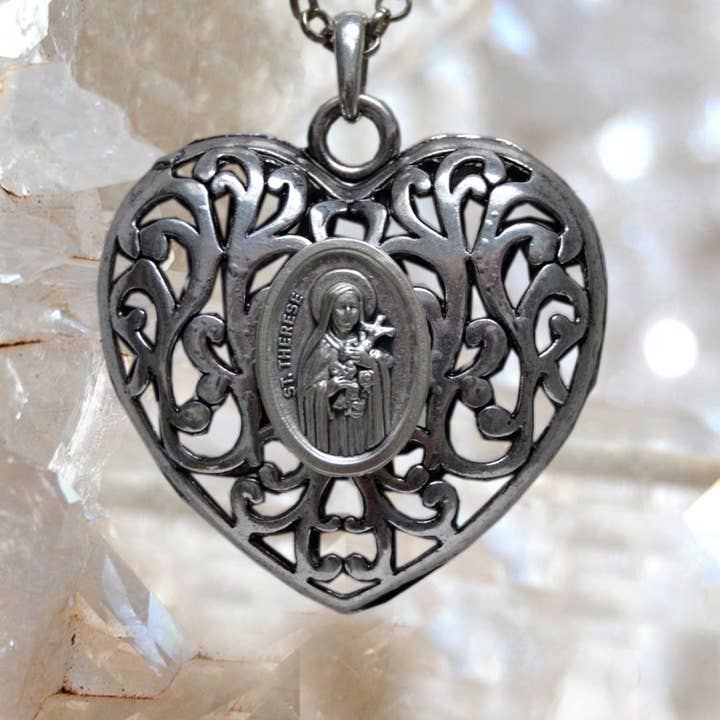 MariaSantissimaShop - Vente Colliers à pendentif - Cœur de Sainte-Thérèse de Lisieux - La petite fleur - Patronne des missionnaires ; personnes atteintes du VIH/sida ; fleuristes ; jardiniers et perte de parents