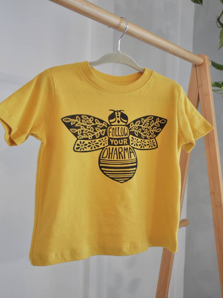 bagagerum Tog Afvise Dharma Bee Kids Tee Shirt, Børns Yoga Tøj til din butik | Faire