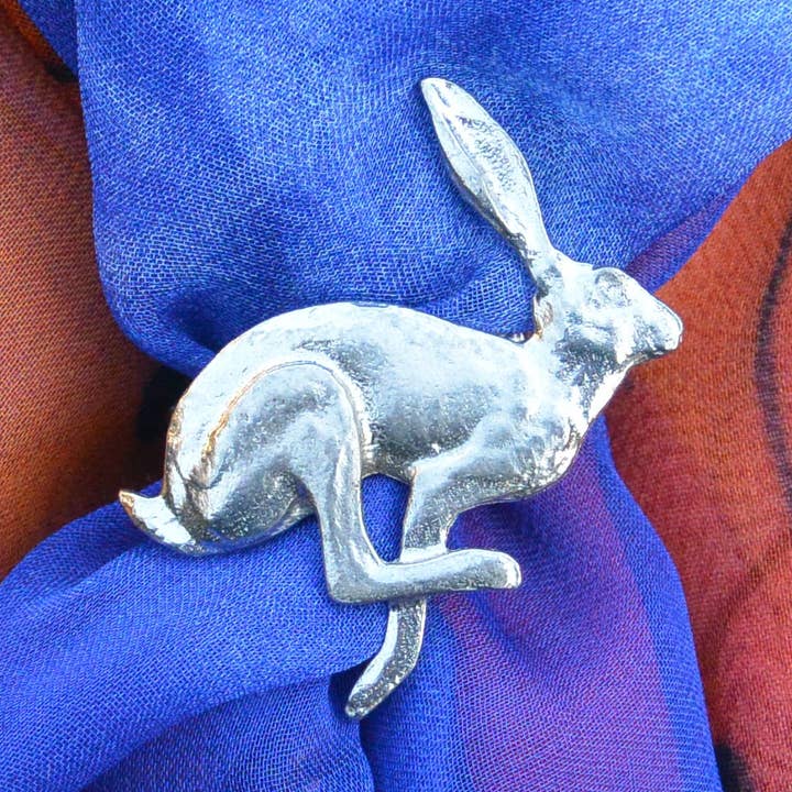 Anel para Lenço de Estanho com Lebre Correndo – Feito à Mão por William Sturt por atacado de William Sturt Fine Pewter