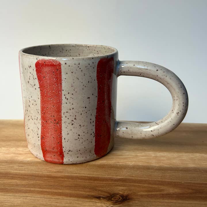 Mug en céramique fait main – Rayure rouge pour la vente par Sarah Mennell Ceramics