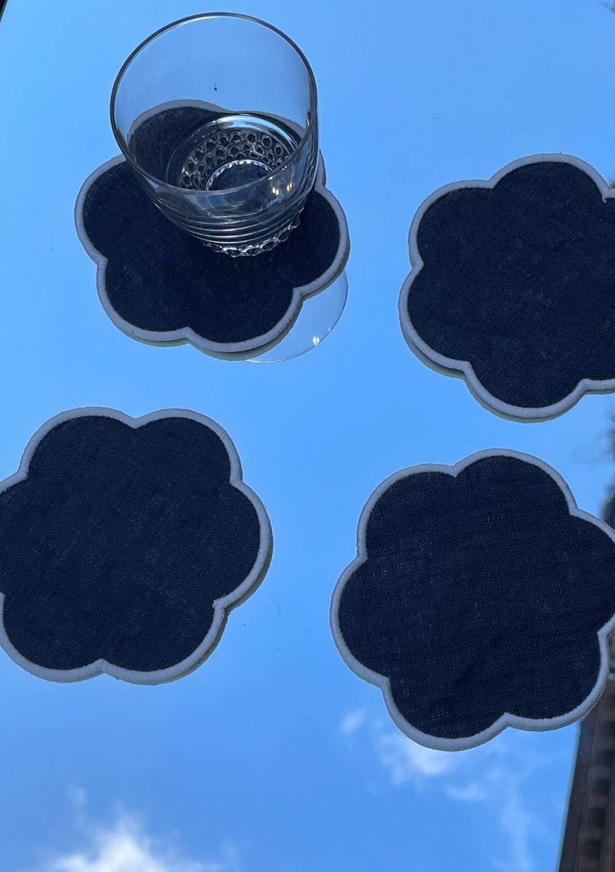 Skifferblå & Vit De linneunderlägg med volang i skifferblått och vitt (set om 4) för wholesale på Faire4