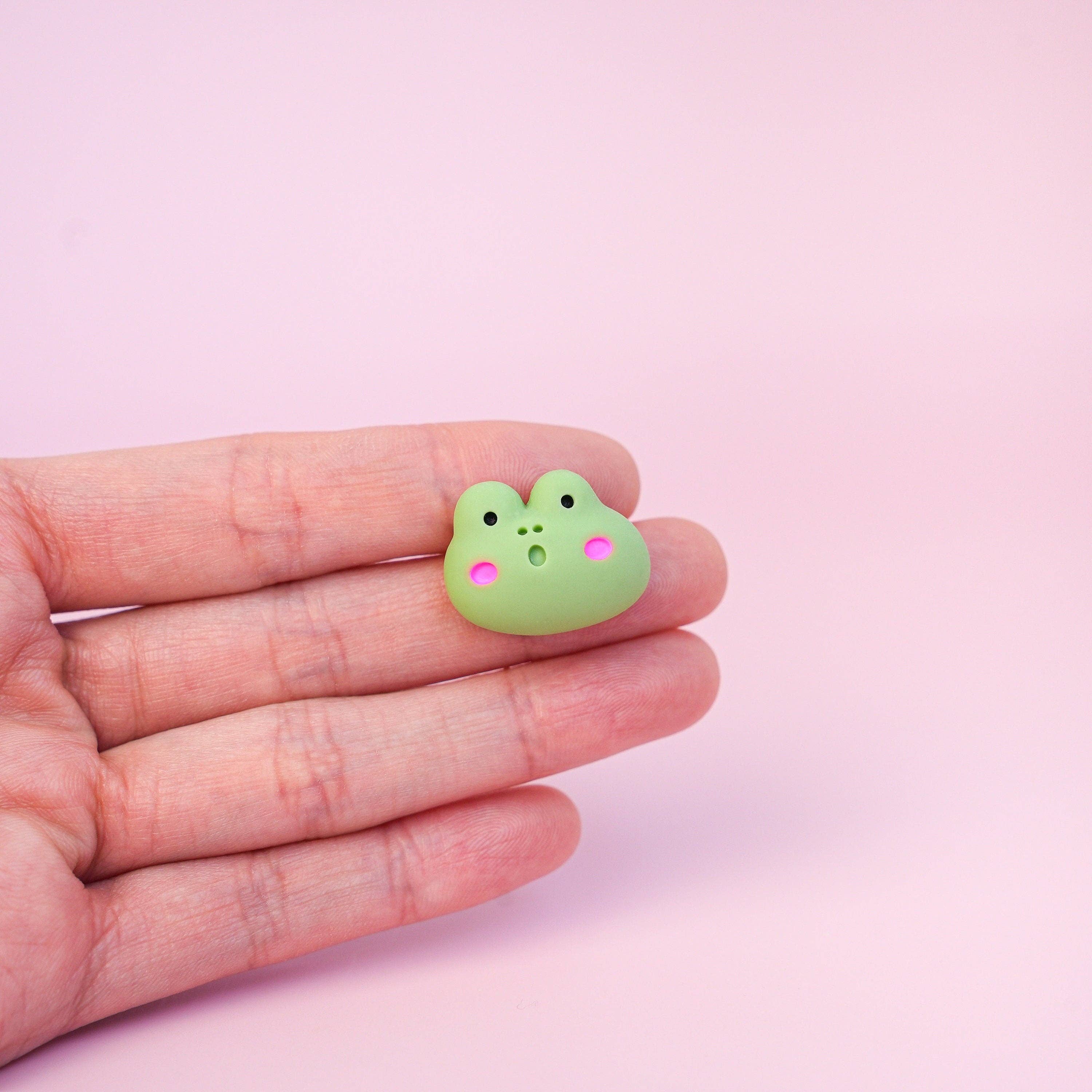 Mini Story Co – Großhandel Anstecker/Button – Brosche mit kleinem Frosch, grüne Froschnadel, niedliches Tierabzeichen, winzige Froschnadeln, Anstecknadel mit stolzem Frosch, Kawaii-Frosch-Nadel, Geschenk für Kinder4