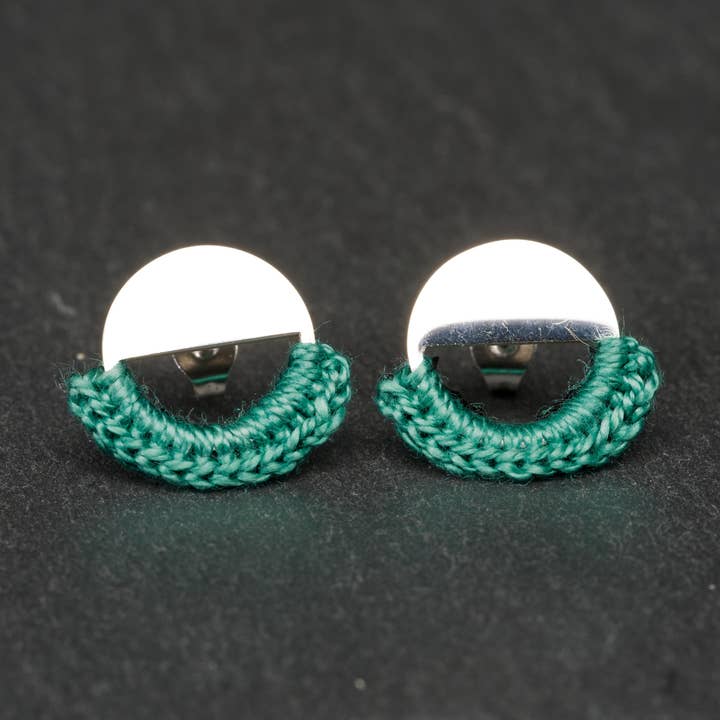 Virknålsarbetade knappar örhängen för wholesale av Loom Design