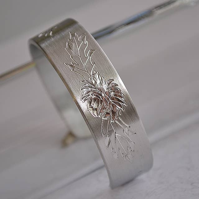 Manchette en étain en forme de fleur du mois de novembre pour la vente par Nobska Craftsmen