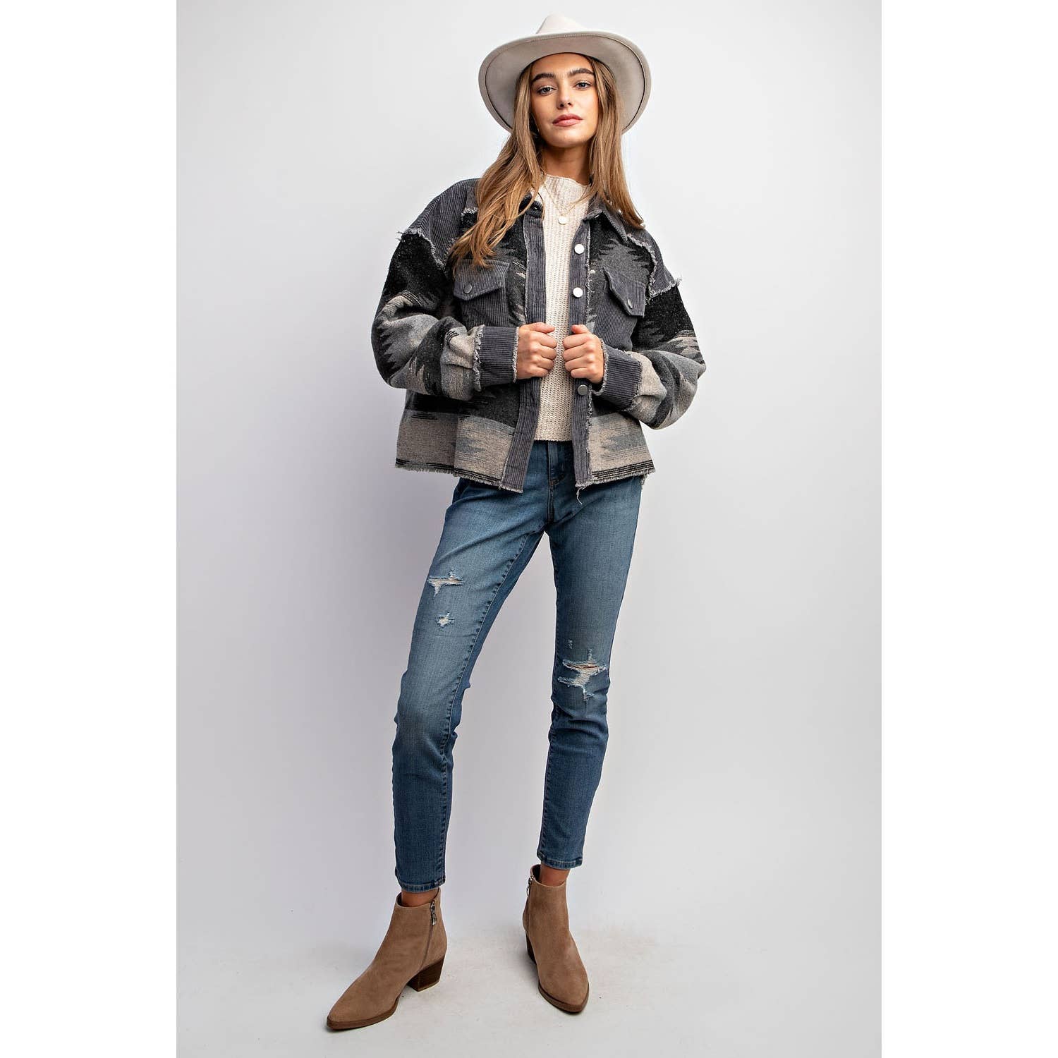Sweet Generis – Großhandel Hemdjacke/Shacket – Damen – BUTTON-DOWN-HEMDJACKE IN BLOCKFARBEN MIT STAMMESMUSTER UND AZTEKISCHEM MUSTER11