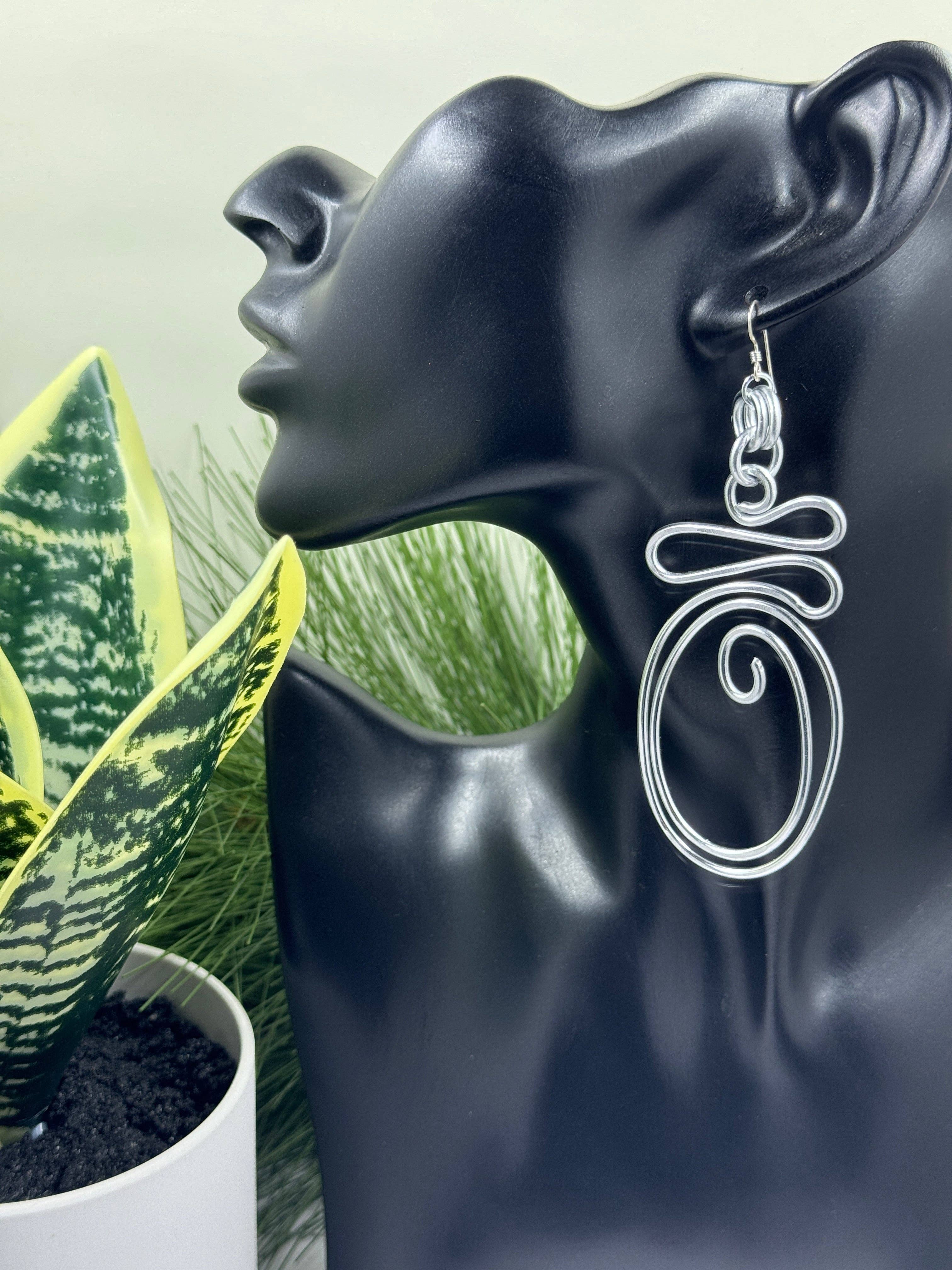 Jewelry With Me - Vente Boucles d'oreilles pendantes - Boucles d'oreilles abstraites en fil d'aluminium argenté avec crochet en argent sterling4