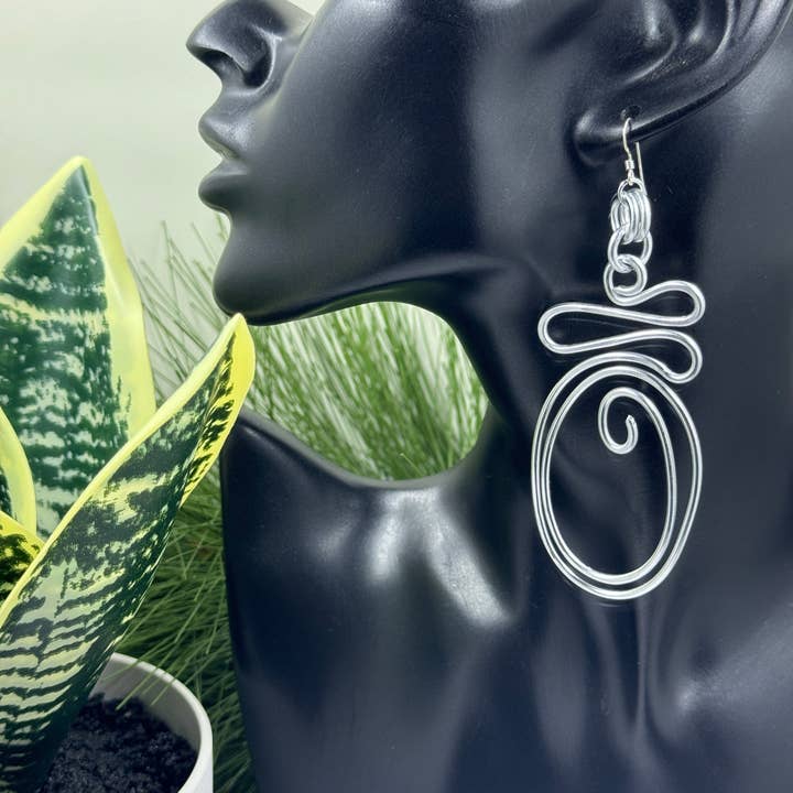 Jewelry With Me - Vente Boucles d'oreilles pendantes - Boucles d'oreilles abstraites en fil d'aluminium argenté avec crochet en argent sterling4