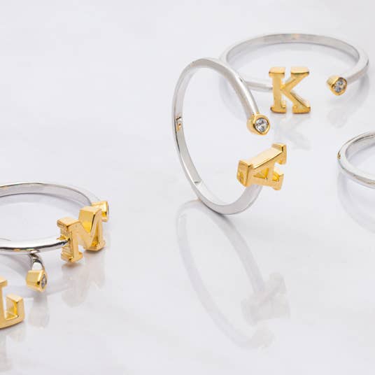 bague initiale en lettres majuscules bicolores avec pavé de zircons cubiques pour la vente par Cool and Interesting