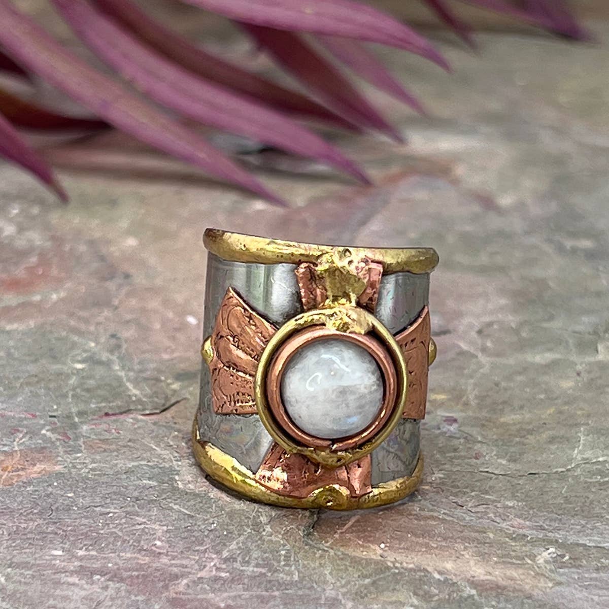 Anju Jewelry - Venta al por mayor Anillos grandes/de cóctel - 12 Anillos de Brazalete de Metal Mixto con Piedra Pequeña y Exhibidor de Madera12