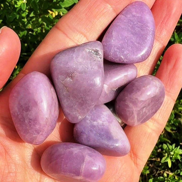 Galet de lépidolite pâle 2-3 cm par elf pierres précieuses lilas polies pour la vente par Elf Kendal Hippies