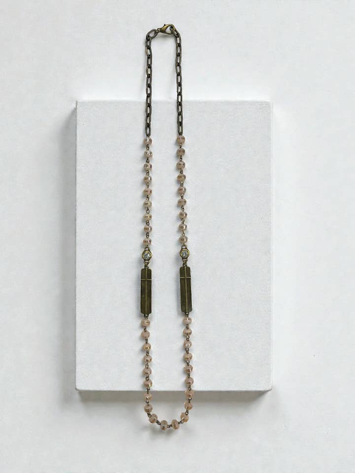 30” Ketting met balkkruisstation in blush 8mm kristal voor wholesale door Ava Capri