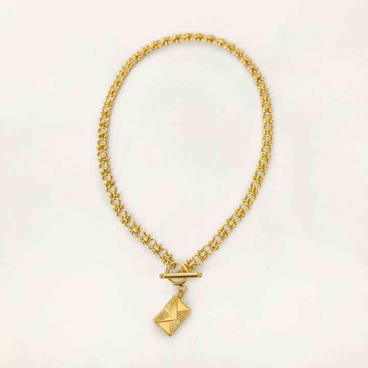 Kærlighed brev konvolut medaljon - Guld for engroshandel hos Fortune & Frame