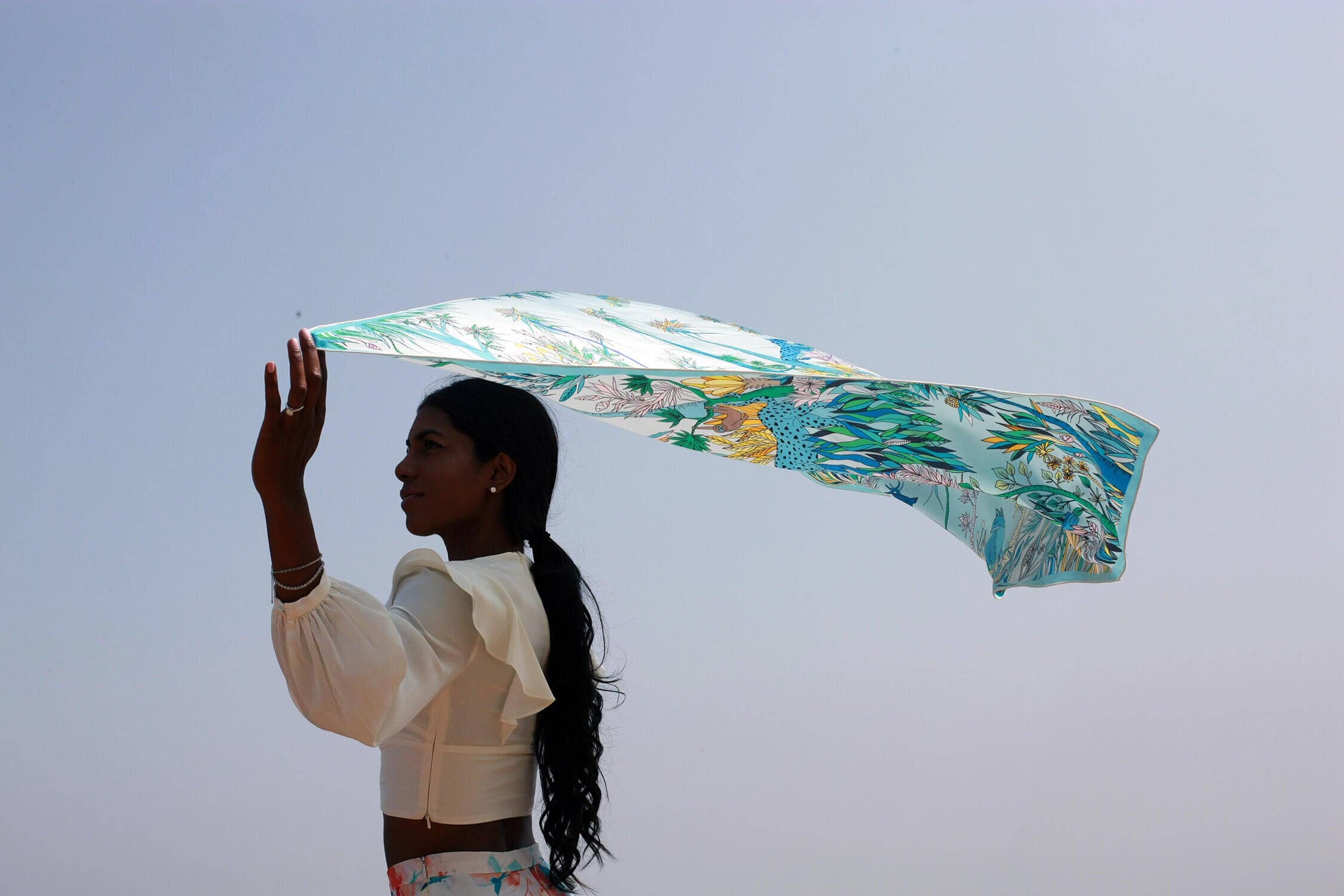 Jessie Zhao New York – wholesale Halsduk - Dam – Dubbelsidig silkescarf av blått djurrike8