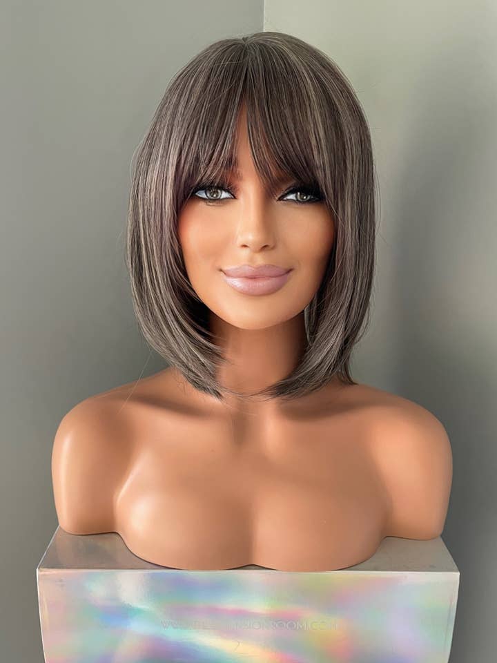 "Ida" - Perruque courte grise argentée en couches pour la vente par The Extension Room