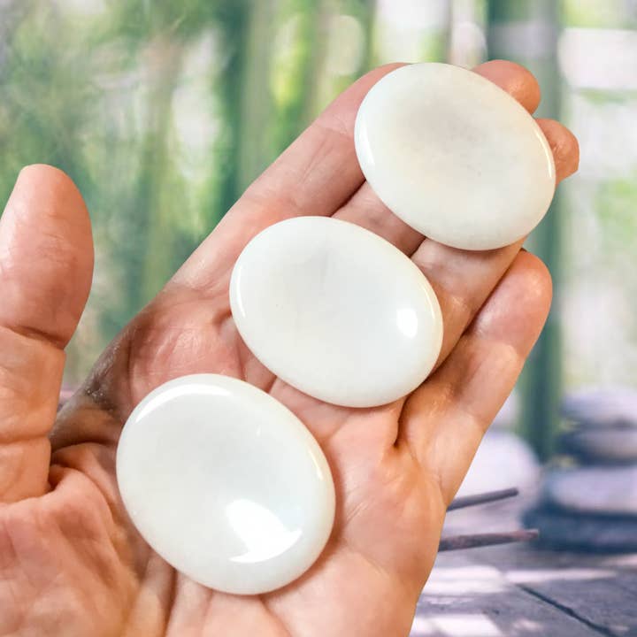 Essential Wellness - Body, Mind, Spirit - Vente Pierre et cristal de spiritualité - Pierre de souci en JADE BLANC avec option de carte d'information