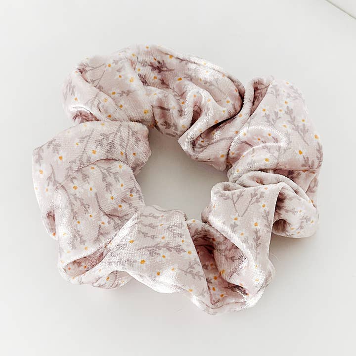 Scrunchie Nude Flowers com flores delicadas por atacado de Coconut Lane