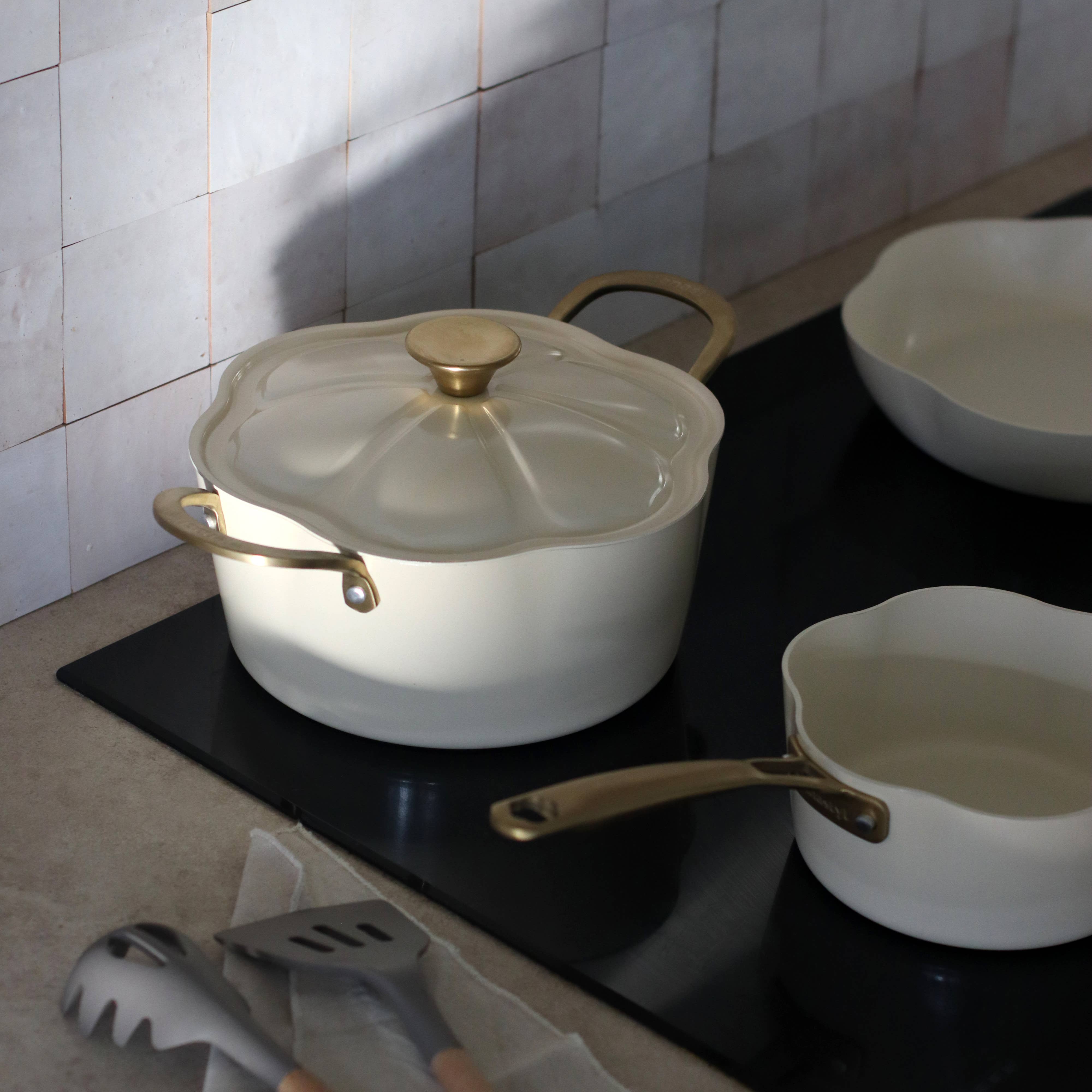 Menastyl - Wholesale Cooking Pot - Dahlia Dutch oven 24cm in recycled beige aluminum with lid5