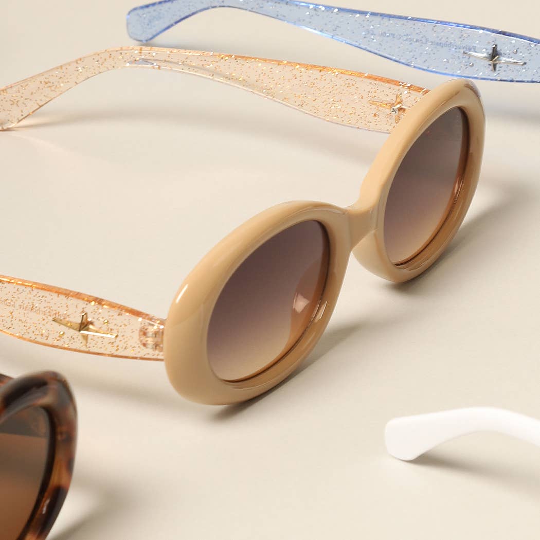 12 CORES SORTIDAS Óculos de sol Oval Glitter da moda para mulher para venda a revendedores na Faire3