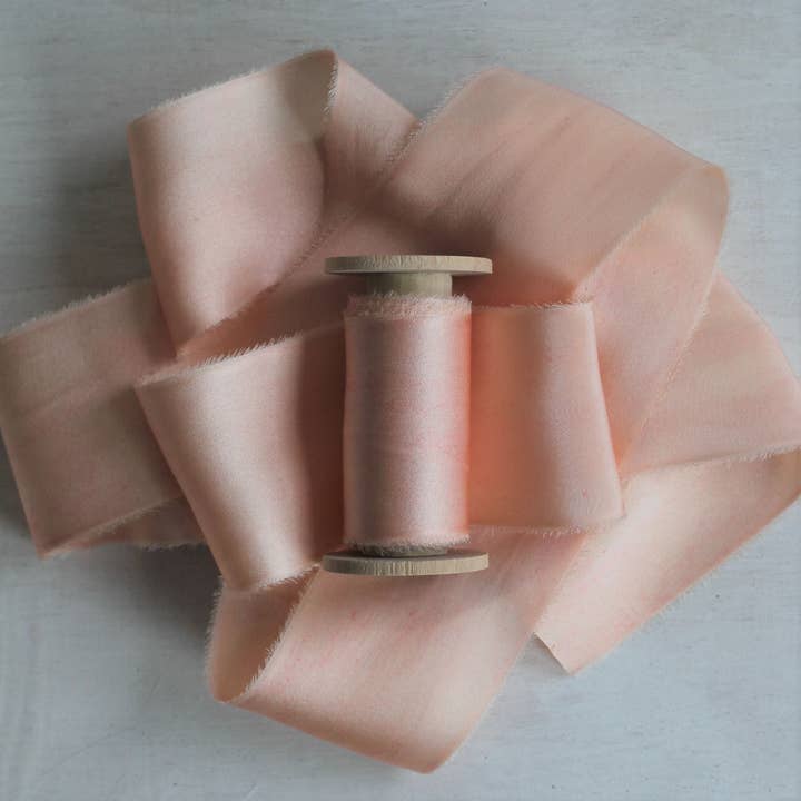 Cinta de charmeuse de seda PINK BLUSH rasgada a mano para venta al por mayor de The Maple Den