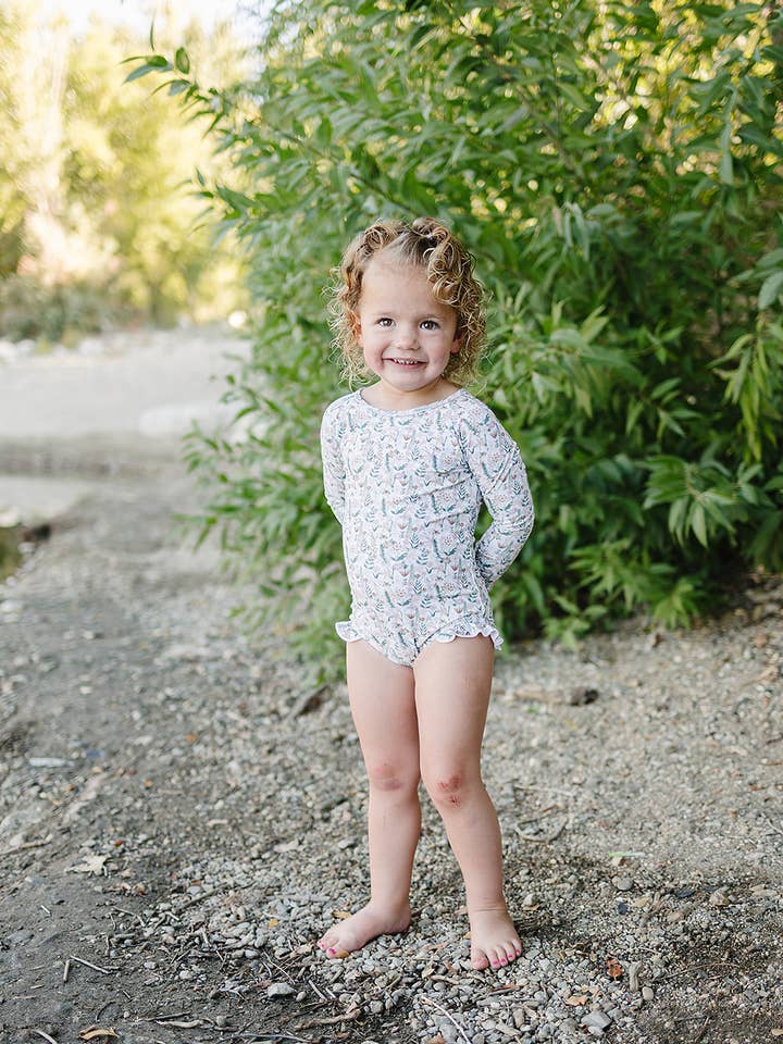 „Zoey“ Ruffle Rashguard-dragten for engroshandel hos Current Tyed Clothing