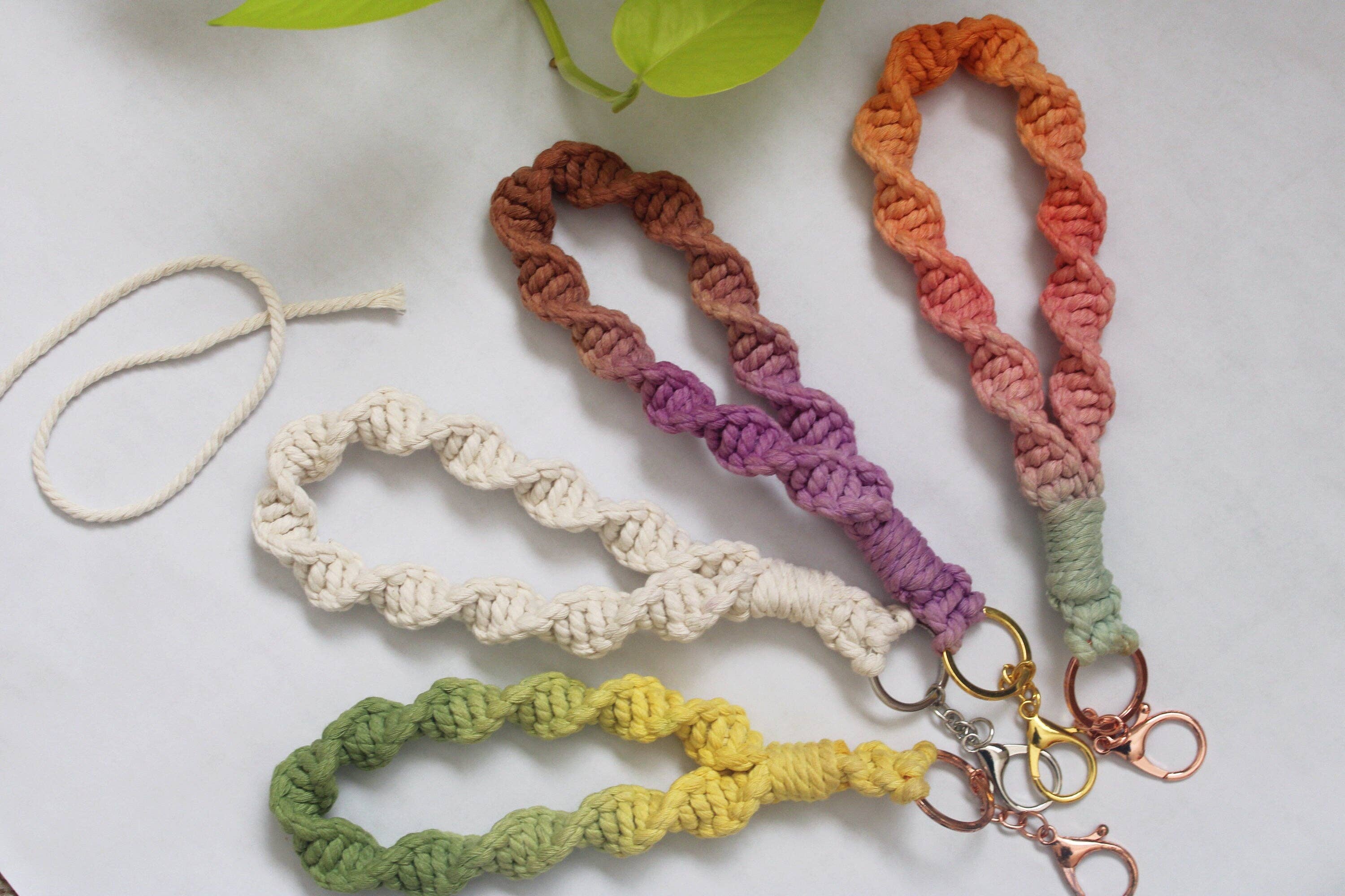 Handmade By Uruba - Vendita all'ingrosso Bracciale portachiavi - Portachiavi da polso in macramè colorato a mano con sfumature2