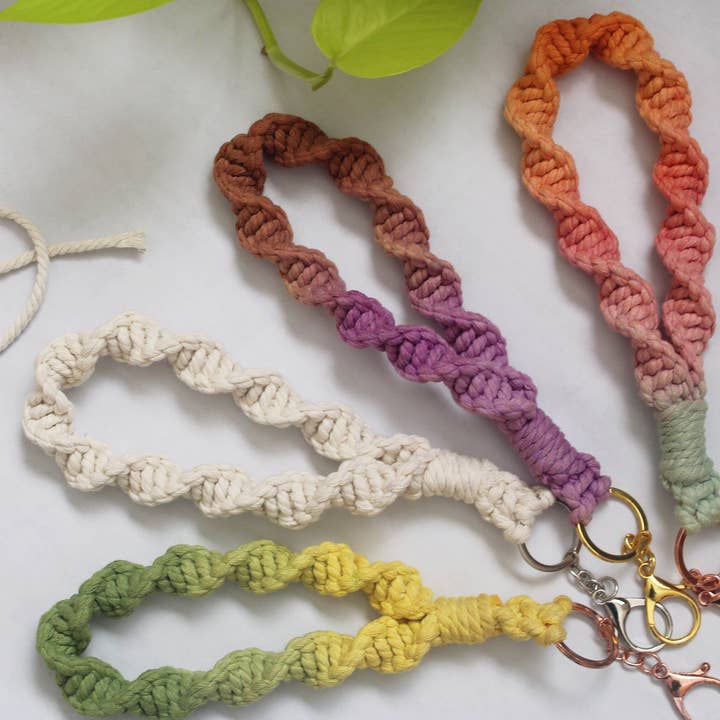 Handmade By Uruba - Vendita all'ingrosso Bracciale portachiavi - Portachiavi da polso in macramè colorato a mano con sfumature2