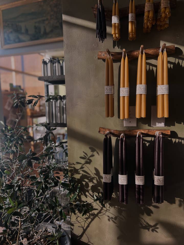 Bougies coniques en cire d'abeille 12" standard pour la vente par The Ash House Soap Studio