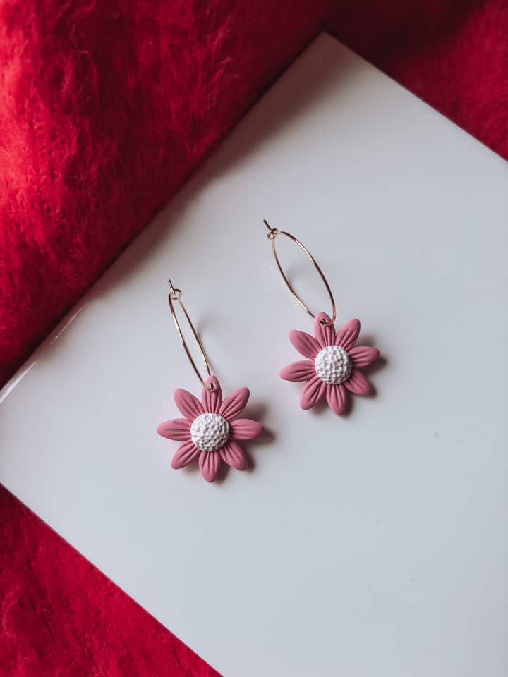 Orecchini a cerchio con margherite rosa, regali per San Valentino per la vendita all'ingrosso da parte di Placed by Grace