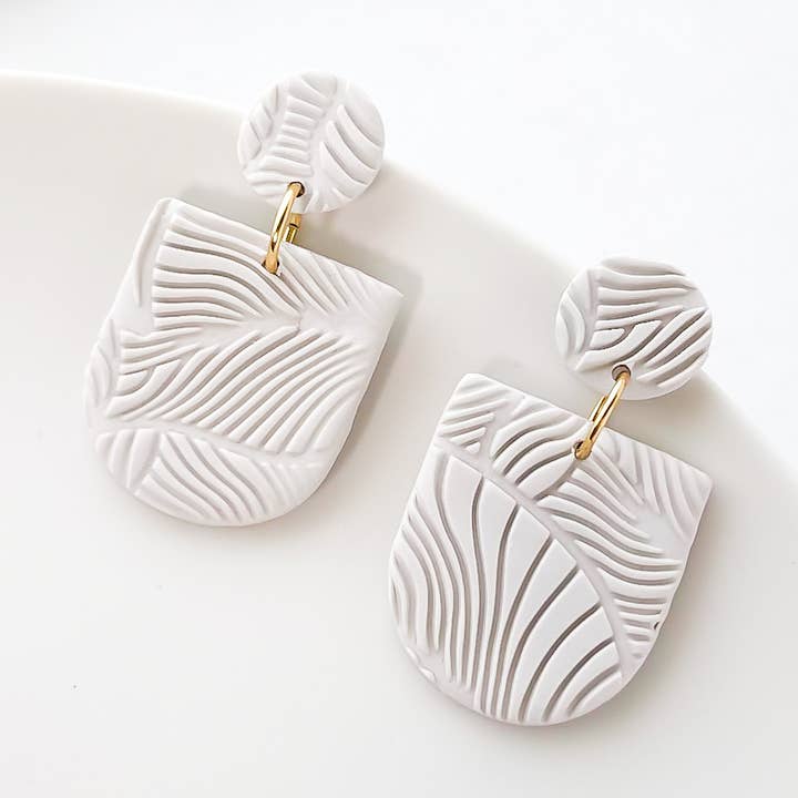 Getextureerde witte bengeloorbellen, hypoallergene oorbellen voor wholesale door My Sister’s Things