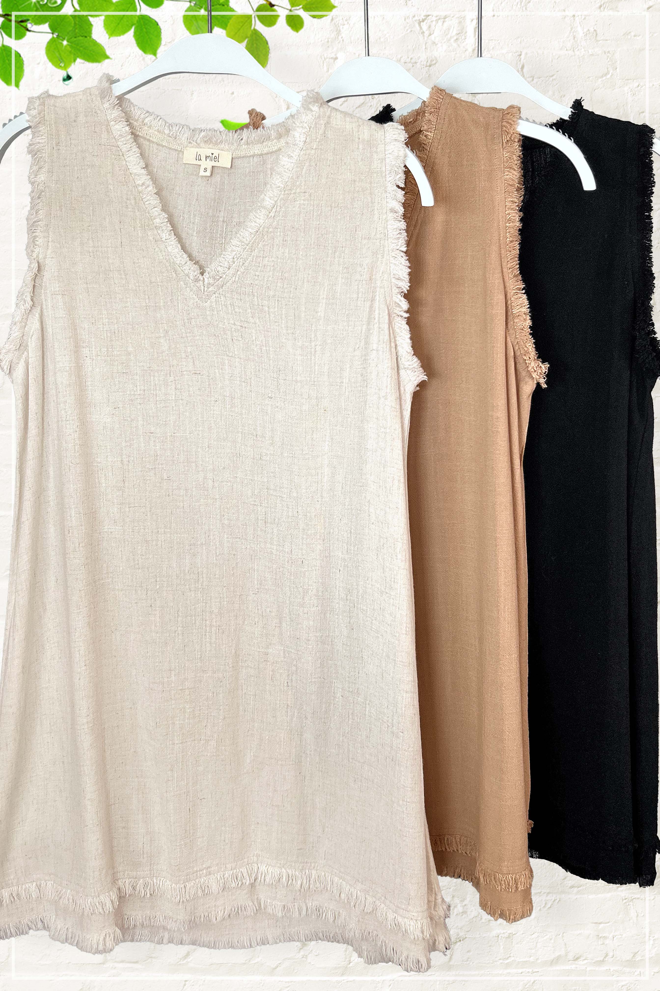 La Miel - Vendita all'ingrosso Vestito - Donna - Abito mini La Miel in tessuto morbido con bordo tagliato e orlo sfrangiato a V18