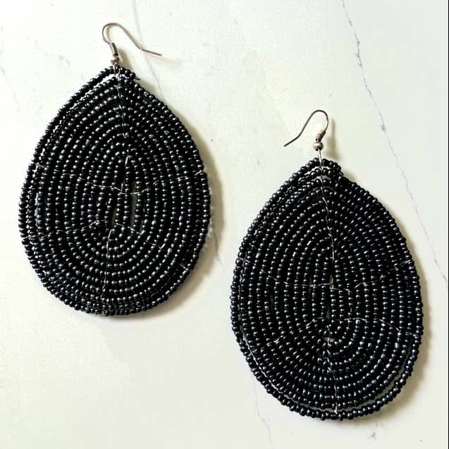 Orecchini con perline a forma di seme su filo metallico in metallo canna di fucile. 7,6 cm di lunghezza per la vendita all'ingrosso da parte di Erik & Mike