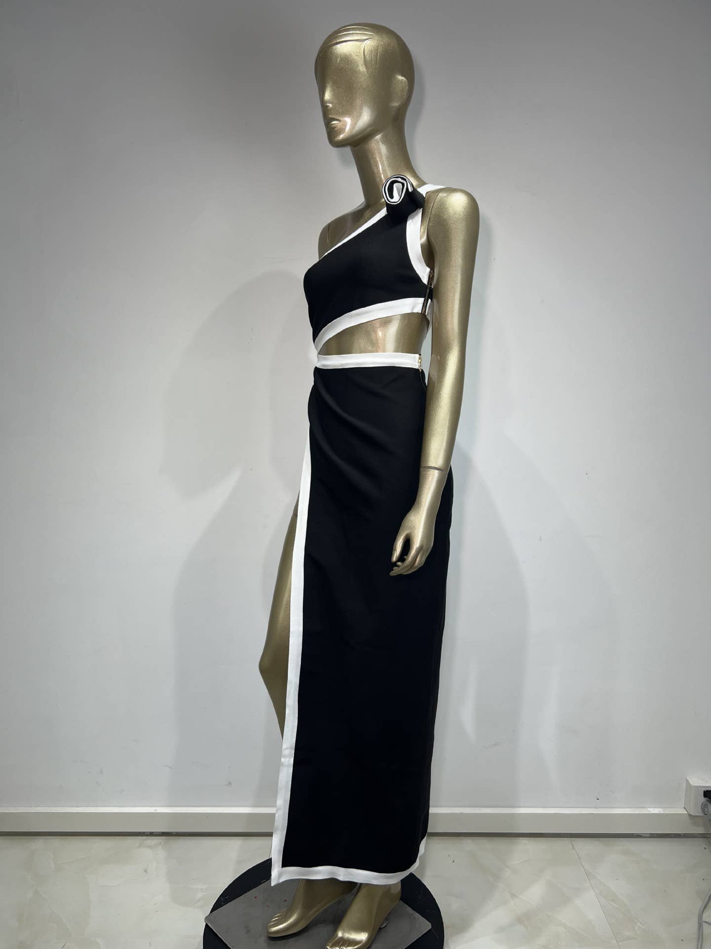 Svart DR0208 ”Svag bandageklänning med en axel - Club Chic” för wholesale på Faire7