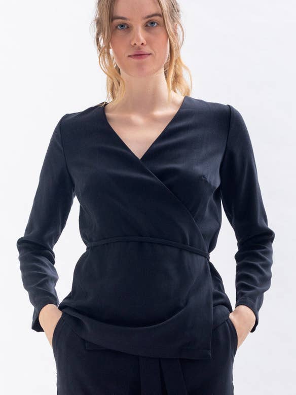 chemisier cache-cœur « WAN-JA » en tencel noir pour la vente par Studio Hertzberg