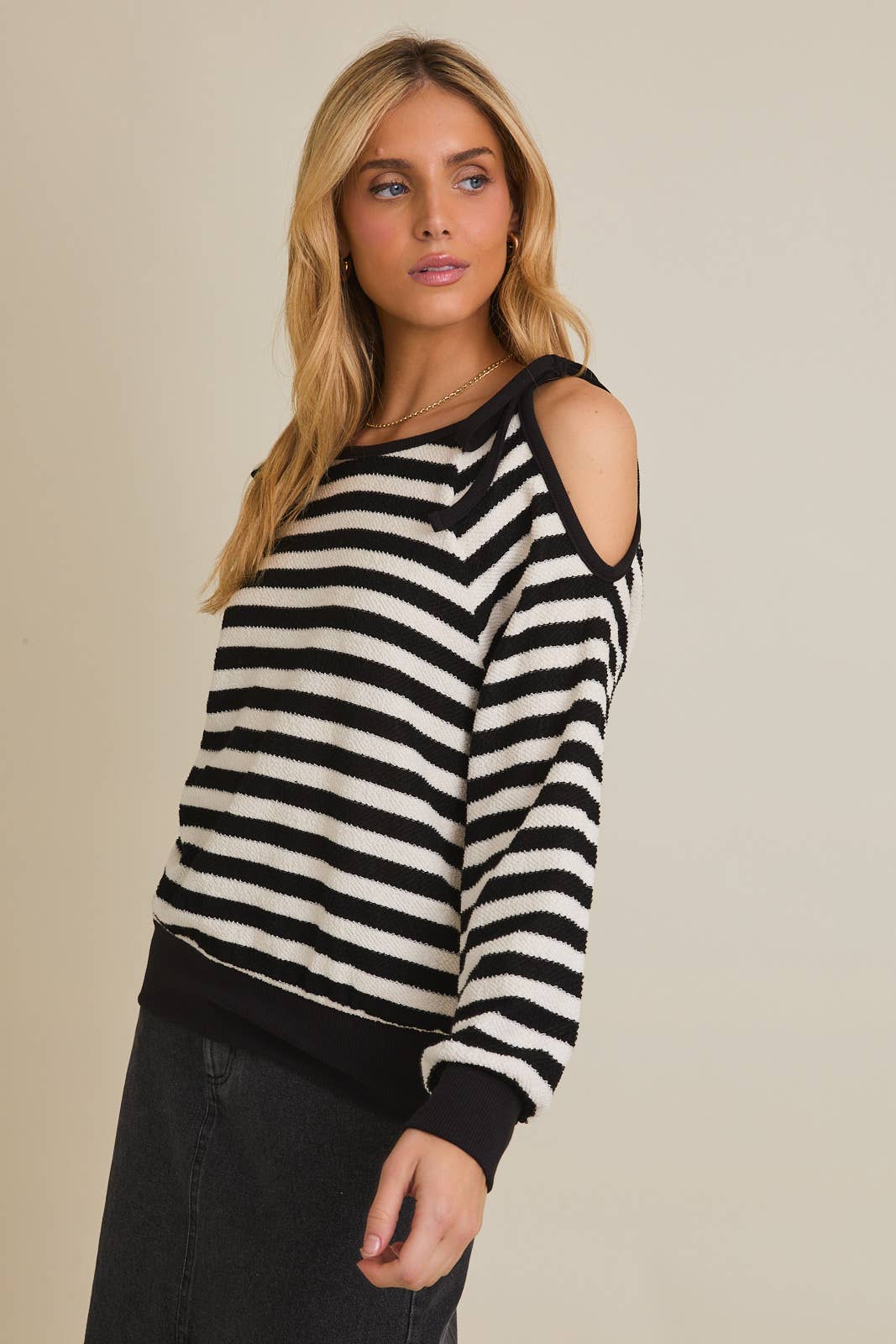 RAYURE BLANC-NOIR Haut à rayures à manches longues avec découpe à l'épaule et col rond. en vente sur Faire2